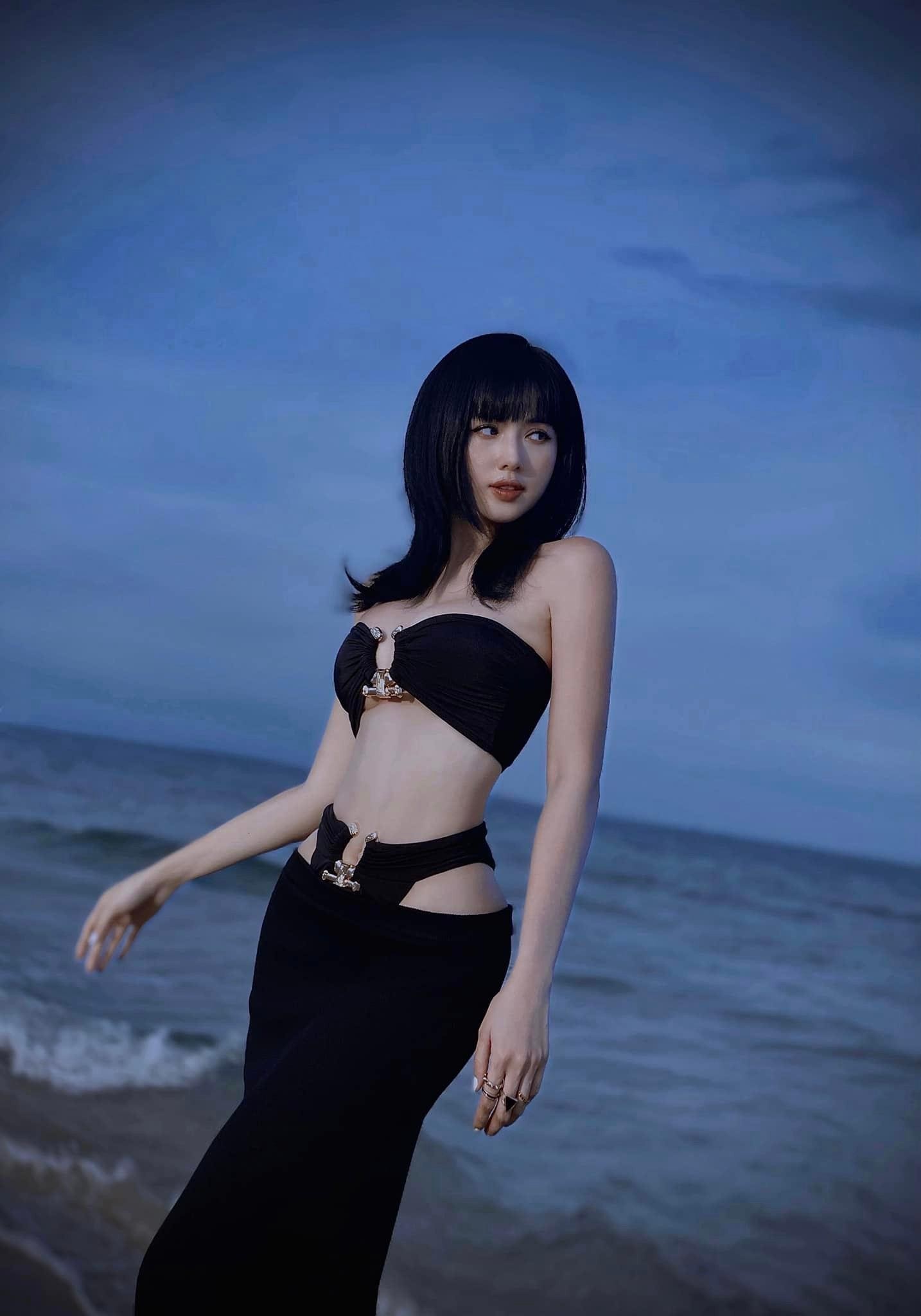 Lưu Đê Ly Strikes a 'Fiery' Pose, Tâm Tít Dares with a Bikini Dress 9 The former hot girl from Hanoi loves to show off her figure in uniquely designed and bold bikinis.