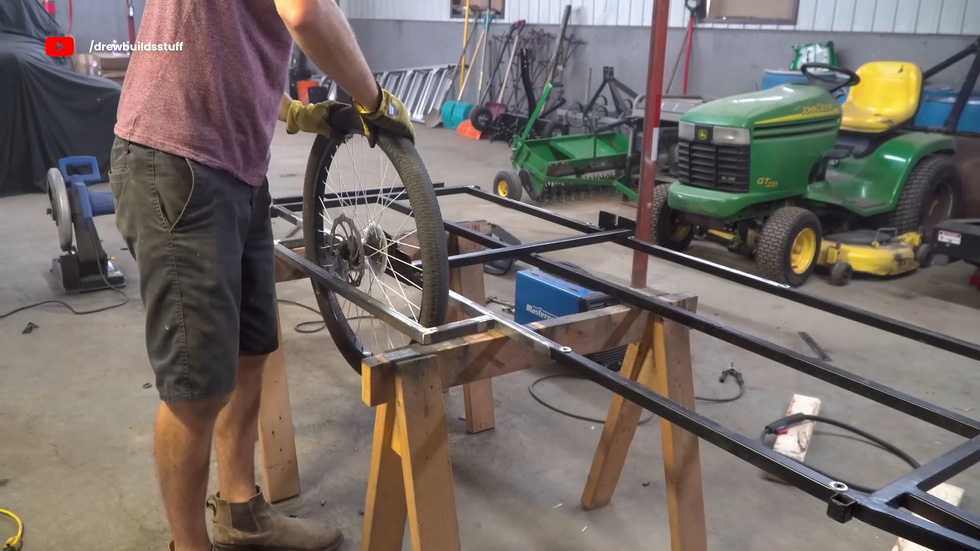 He removed the frame and welded some bars around the wheels to reinforce the structure better - Photo: Drew Builds Stuff/YouTube