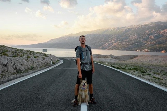 The Guy and His Dog Walk Around the World for 7 Years 6 photo 5 16601923642262023024945