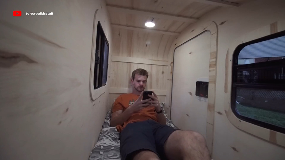 Since it's designed for leisure and camping, this mobile home basically just has a bed and storage compartments, without a kitchen or toilet - Photo: Drew Builds Stuff/YouTube