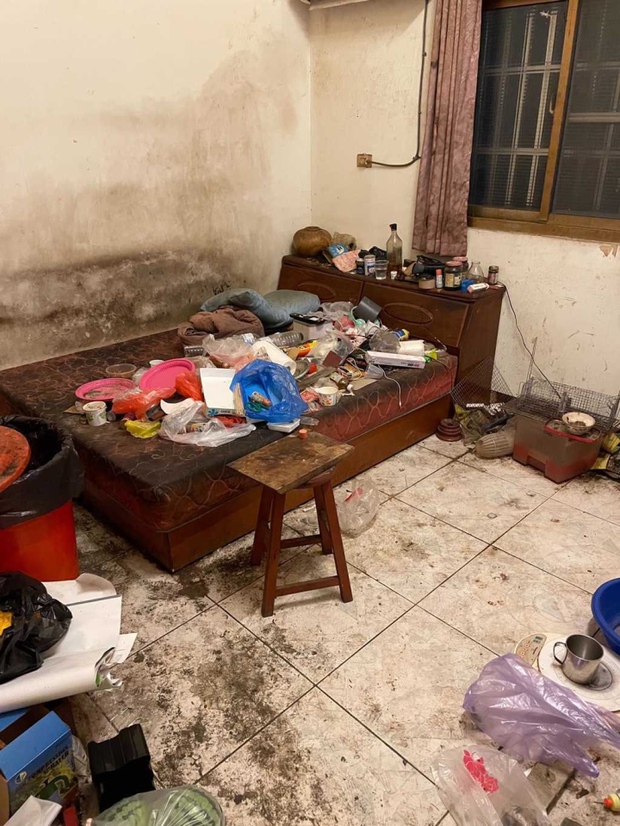 The author shares images of a wealthy friend's room.