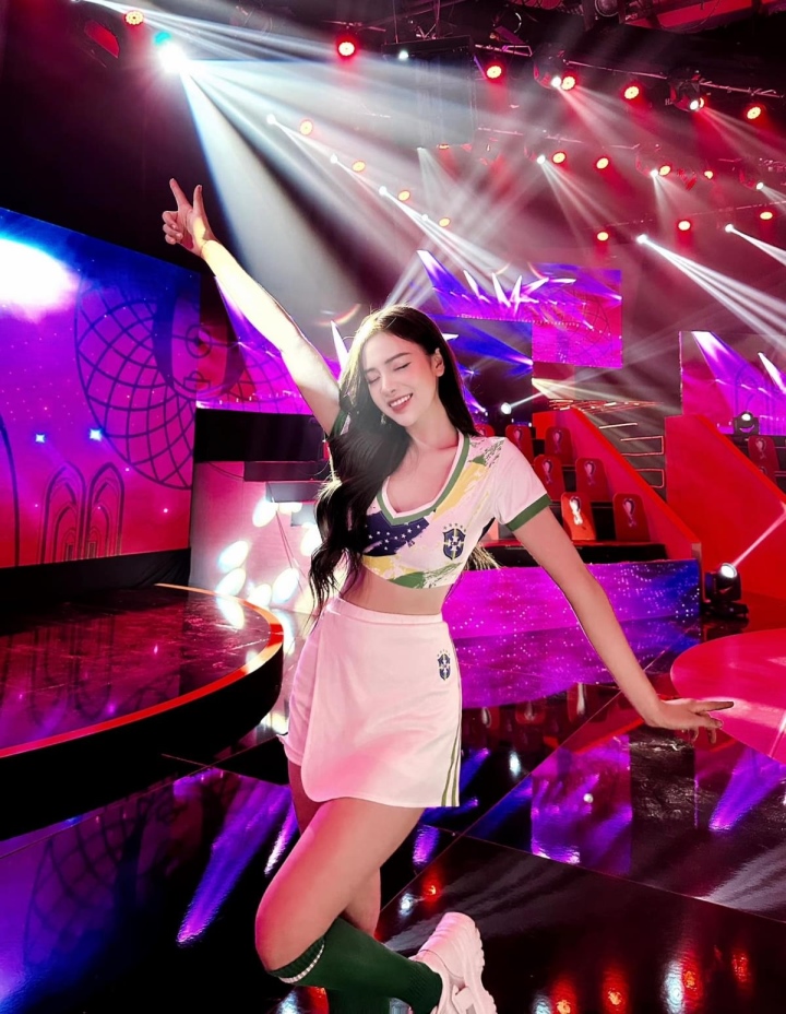 Cao Thu Trang (2001), currently a student at the Academy of Journalism and Communication. The beauty from Vinh Phuc stands out when appearing on the show 'Nóng cùng World Cup 2022'. This year, Cao Thu Trang represents the Brazil national team.