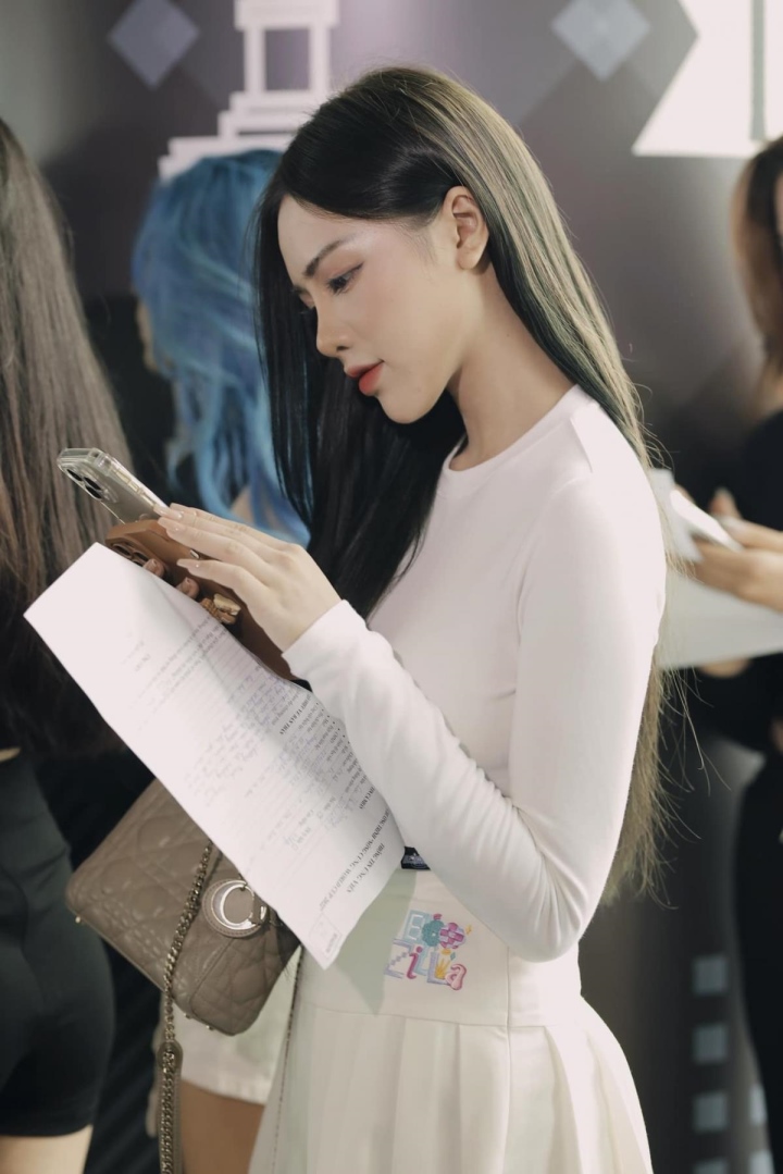 Alongside her work as a professional model, Cao Trang also boasts impressive academic achievements and extracurricular activities. With a serious attitude and responsibility for herself, she has consistently been an outstanding student for 12 years with an average score above 9.0, achieving a city-level award in Civic Education.