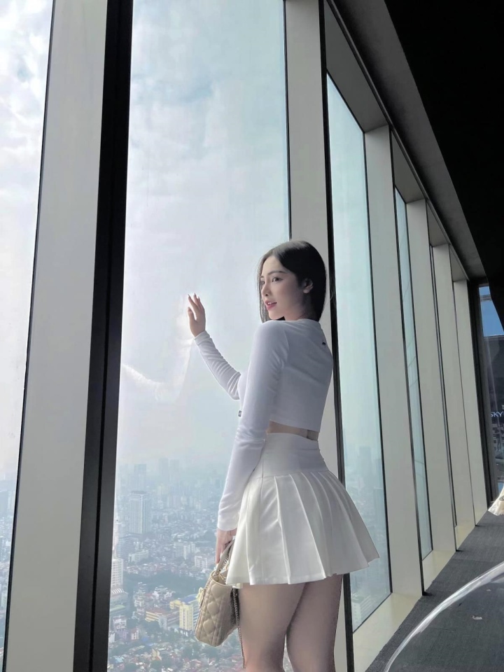 She has also held the position of team leader for four school years and actively participated in many city cultural competitions. Notably, Cao Trang is also the Brand Ambassador for Yen Hoa High School. Currently, she is pursuing a major in Print Journalism at the Academy of Journalism and Communication with good academic performance.