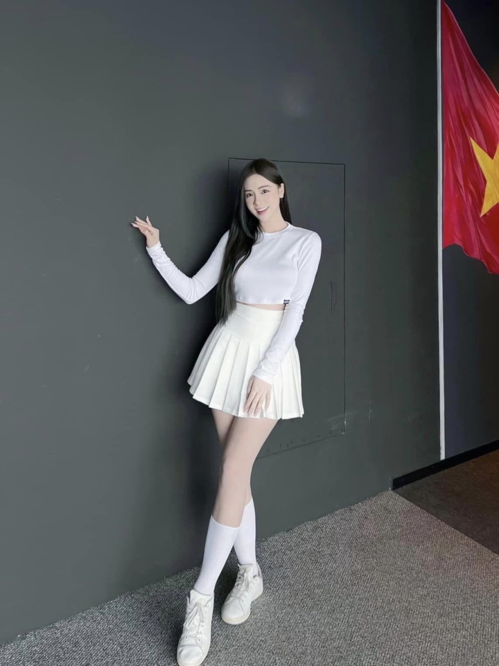 With a clear goal in mind, the hot girl born in 2001 has mapped out a detailed roadmap for herself. Cao Trang hopes to successfully complete her university program in the near future. Additionally, she wants to open a livestream training class and, further down the line, establish her own fashion brand within the next five years.