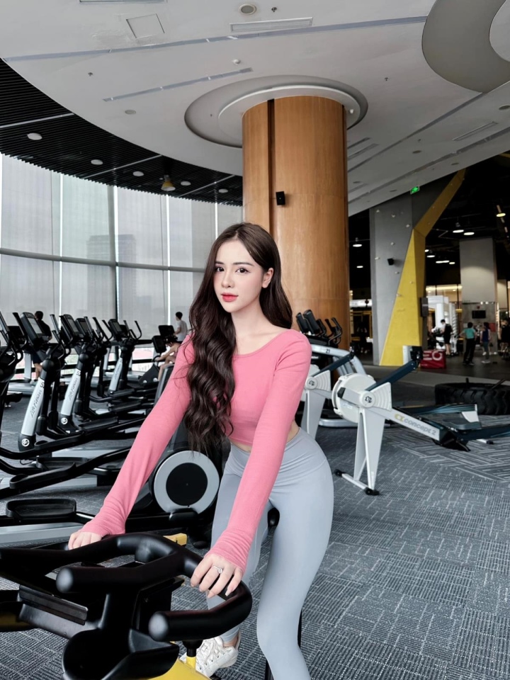 With a passion for being in front of the camera and a desire to pursue art, Cao Trang has aimed to become a KOL since her school days. She started by modeling for various fashion brands in Hanoi and also participated in shooting several TVCs and short films as early as 11th grade.