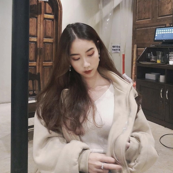 The beauty born in 2002 is currently a student at the Journalism and Communication Academy.