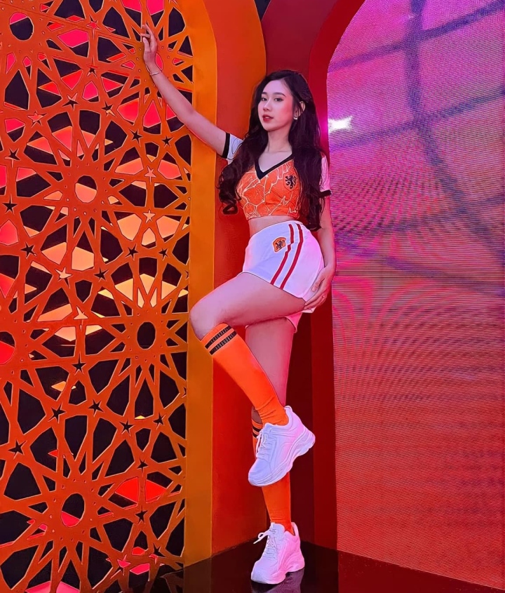 Hoa Tường Vi is the beautiful representative of the Netherlands team in the 2022 World Cup Hot Program. The description of being beautiful as her name is fitting in the case of this 20-year-old student.