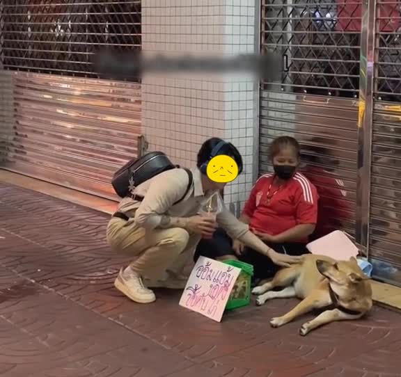 Nờ Ô NÔ in a charity clip in Thailand