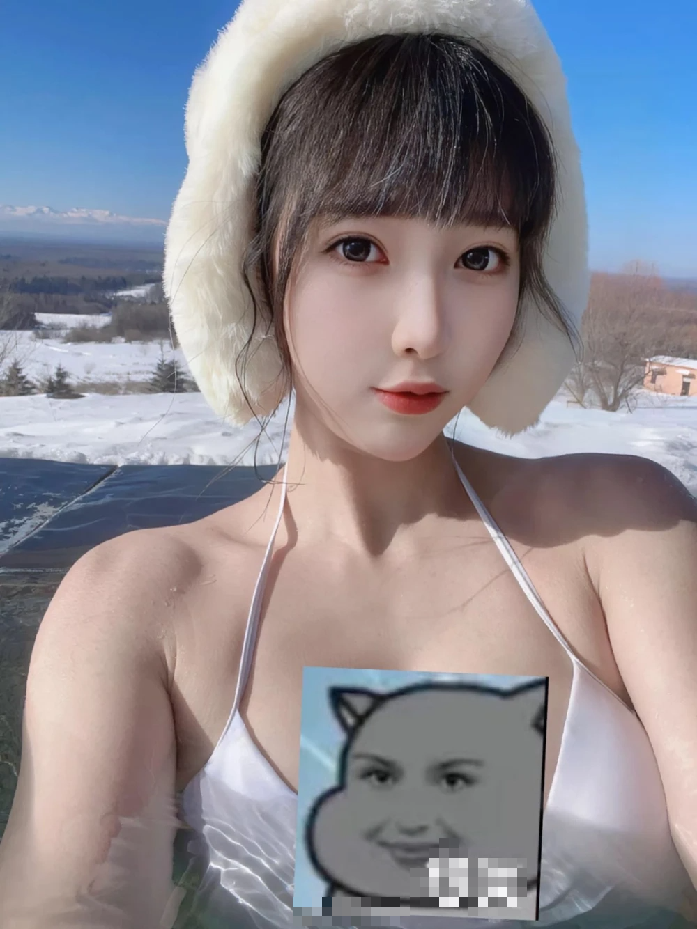 Streaming in a Bikini on the Beach, Female Streamer Nearly Exposes 'Awkward Moment' 2 Image of a female streamer in China - Photo QQ