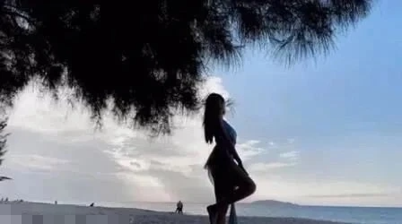 Streaming in a Bikini on the Beach, Female Streamer Nearly Exposes 'Awkward Moment' 3 The audience captured the female streamer’s actions