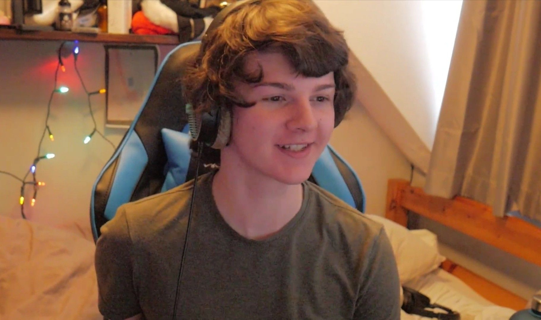 Dressed and Made Up Like a Girl, Male Streamer Shockingly Banned for Touching His Own Chest 2 This is the 'original' appearance of the guy
