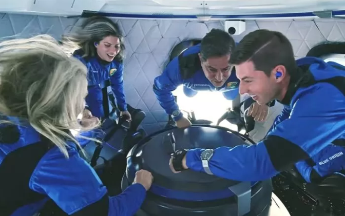 Daring YouTuber Spends 32 Billion to Travel to Space for Content 2 All participants underwent a training course in a zero-gravity environment