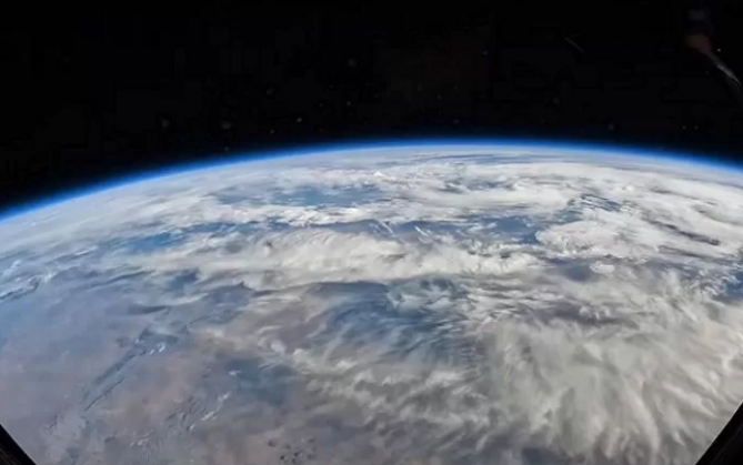 Daring YouTuber Spends 32 Billion to Travel to Space for Content 3 Earth captured from outer space in his video