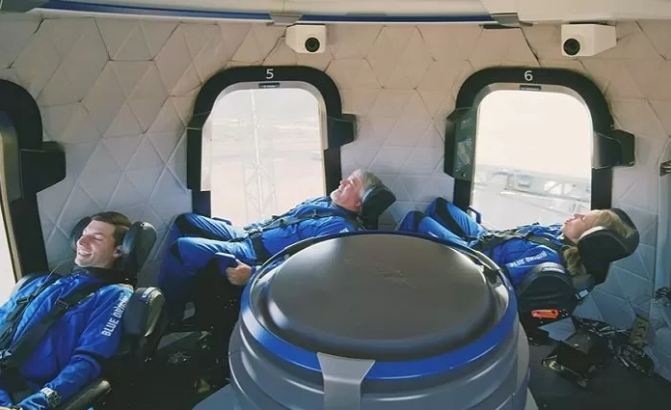 Daring YouTuber Spends 32 Billion to Travel to Space for Content 4 A scene from the video