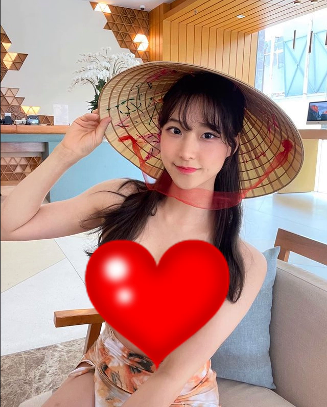 Beautiful streamer surprised by a message offering to pay for childbirth, supporting 20 million VND a month 3 She also had a trip to Vietnam