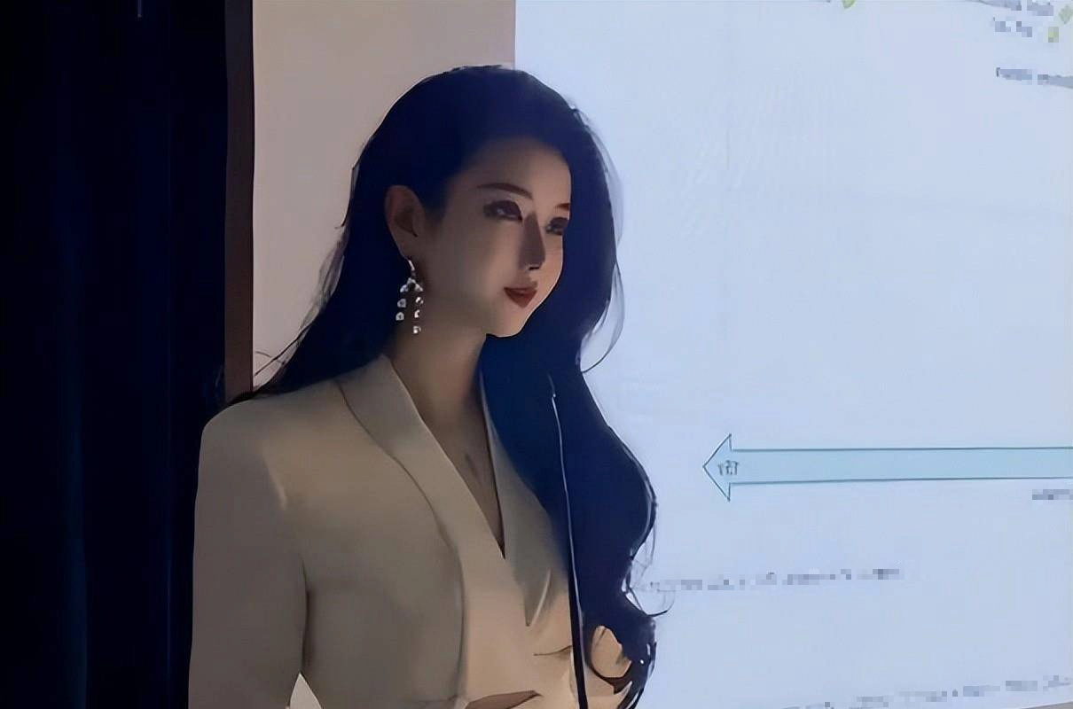 Netizens Debate Over Stunning Female Lecturer's Photo That Looks Just Like AI 3 base64 167792334472967725328 1677926104419 16779261045191071641859