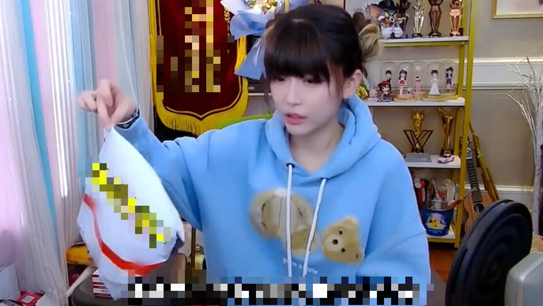 Female Streamer Shocked When Unwrapping 'Sensitive' Gift from Fan on Livestream, Had to Sanitize Hands Immediately 1 base64 16792870707001734862026 1679291340705 16792913410921191156908