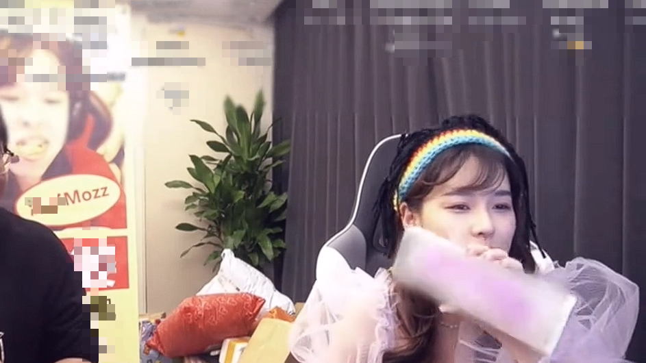 Female Streamer Shocked When Unwrapping 'Sensitive' Gift from Fan on Livestream, Had to Sanitize Hands Immediately 2 base64 1679287110045136279630 1679291343977 16792913440521125396382