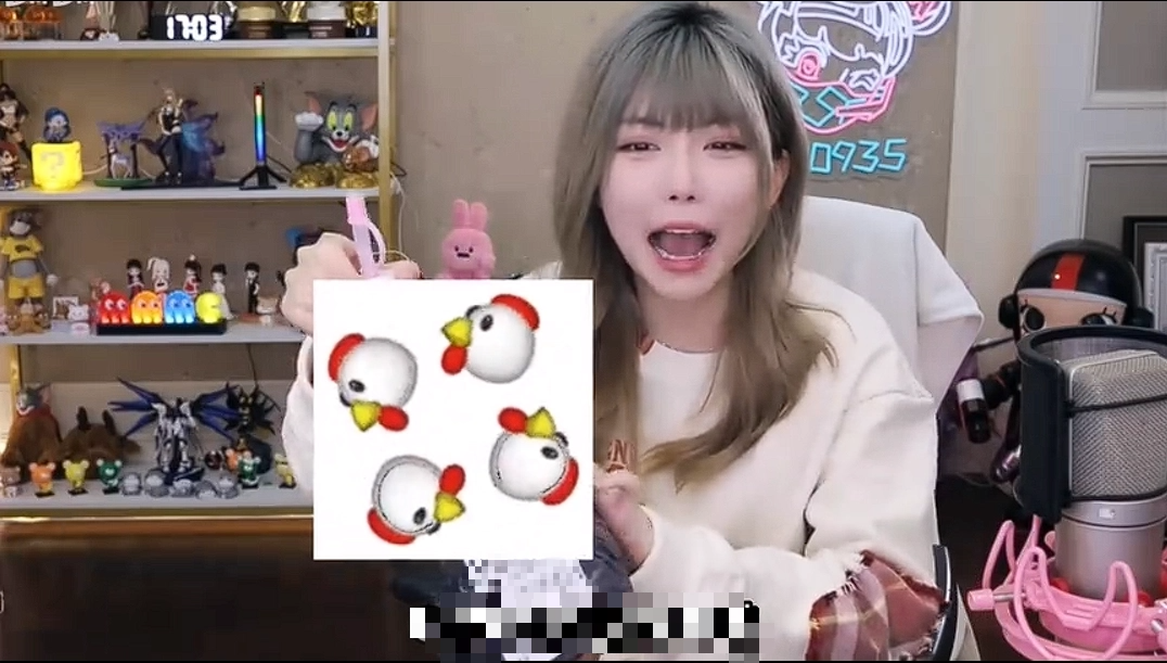 Female Streamer Shocked When Unwrapping 'Sensitive' Gift from Fan on Livestream, Had to Sanitize Hands Immediately 3 base64 1679287244686475548963 1679291345870 16792913459472109937469
