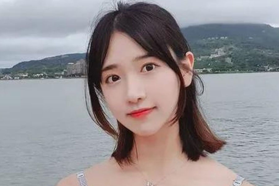 Distracted by Her Phone While Streaming, Female Streamer Nearly Falls into a Death Hole 1 Jinnytty - the beautiful streamer in the story