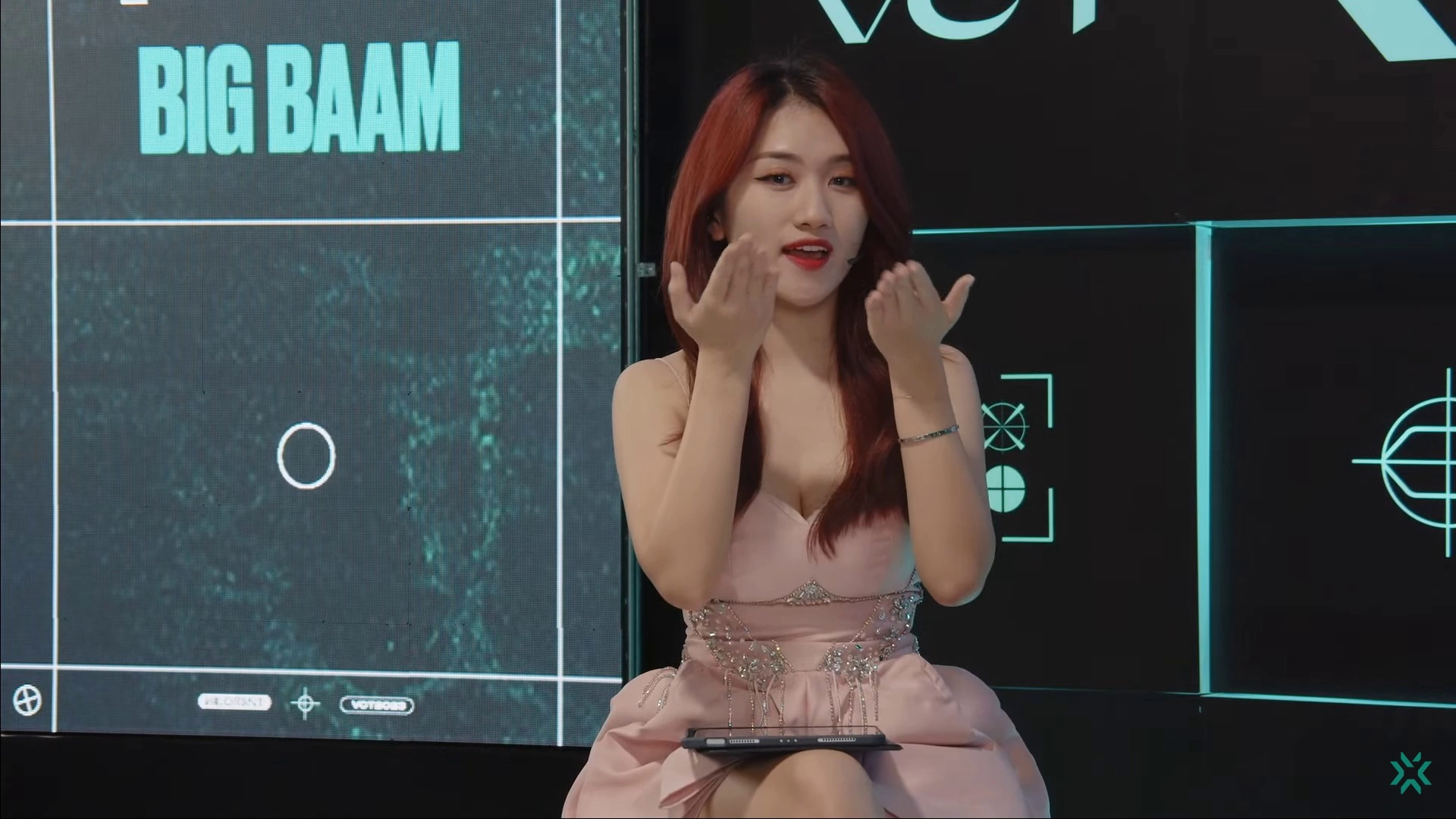 The Female Host Who Leaves Gamers Mesmerized by Her Beauty and Alluring Spirit, Unmissable at the Finals 1 p7u59wr 1678681010524 1678681010968639562457 1678682837293 1678682837538975967490