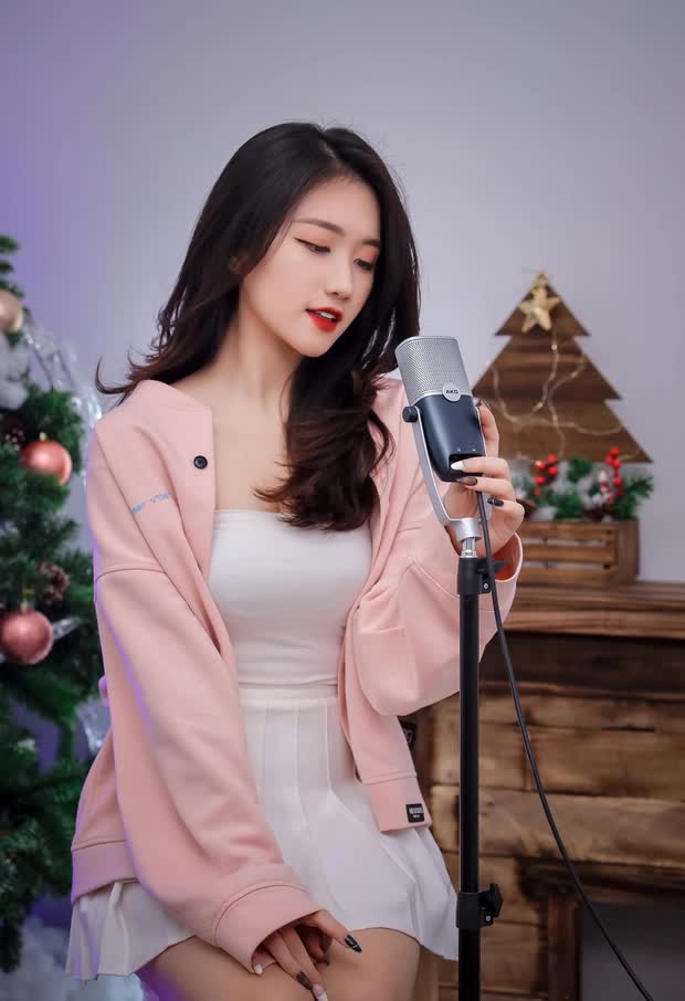 The Female Host Who Leaves Gamers Mesmerized by Her Beauty and Alluring Spirit, Unmissable at the Finals 2 photo 1 16555352197482071280441 1678681025553 1678681025637624669459 1678682840887 1678682840953596513553