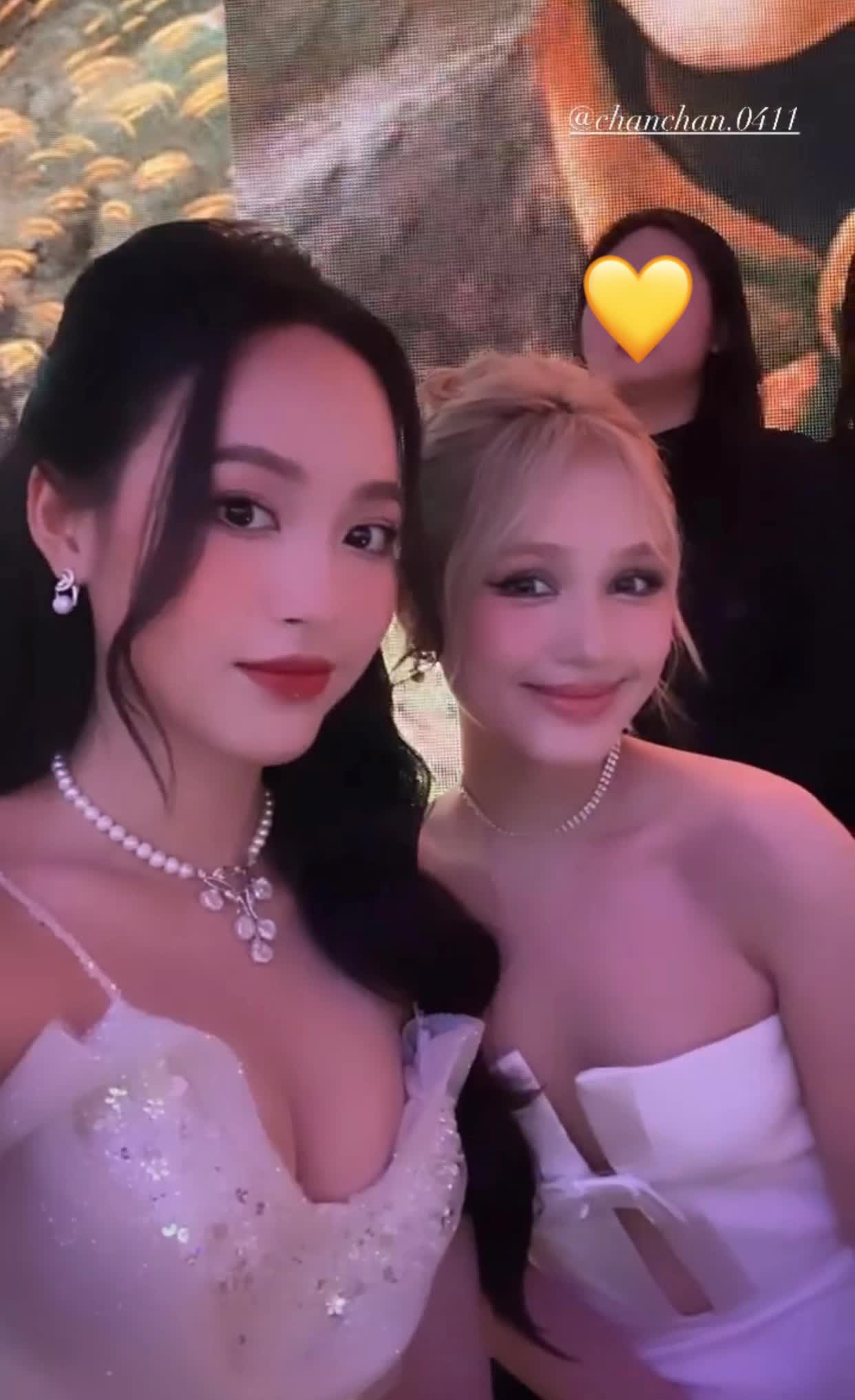 Comparing the Beauty of Xoài Non and Miss Vietnam 1st Runner-up: Who Stands Out More? 2 Xoài Non (right) comparing beauty with 1st Runner-up Trịnh Thùy Linh