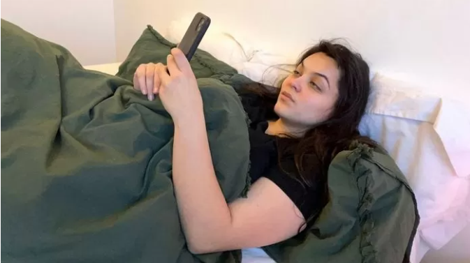Playing Games on Phone and iPad for 14 Hours a Day, This Hot Girl Faces Serious Health Issues and Can't Walk 2 Fox suffers from severe phone addiction as she uses electronic devices for up to 14 hours a day