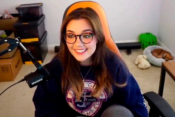 Streamer Shares Career as Adult Entertainment, Bank Refuses Her Application 2 Person who was refused service for not knowing how to explain her streamer profession