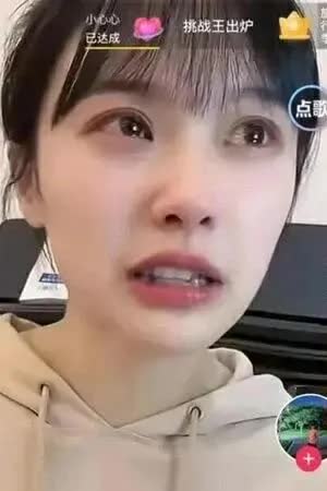 A Preschool Teacher in China Quits After One Livestream: 'I Never Expected to Make So Much Money!' 2 Overjoyed, Ms. Huang shed tears during the livestream