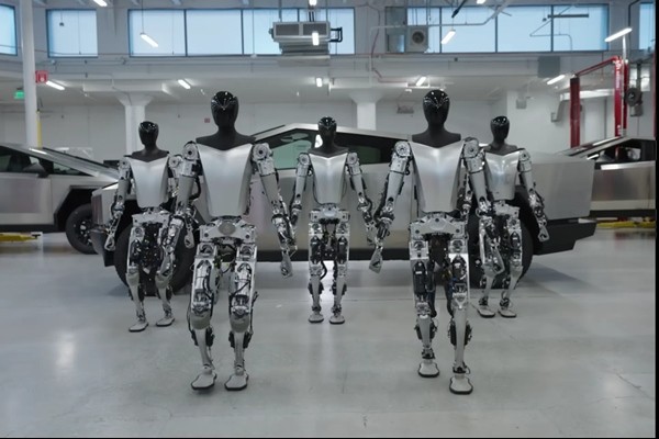 The Truth Behind the Shocking Images of Billionaire Elon Musk Kissing Robots 2 Tesla currently has at least 5 Optimus robot models, capable of walking and carrying items. Photo: Tesla.