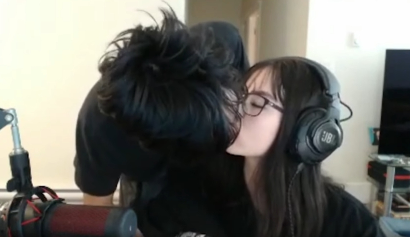 The Truth Behind the Famous Gamer's On-Air Kiss with His Girlfriend: A Touching Story! 2 After handing the phone to his fiancée, TenZ did not hesitate to give her a deep kiss.