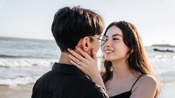 The Truth Behind the Famous Gamer's On-Air Kiss with His Girlfriend: A Touching Story! 3 16900163212322120316203