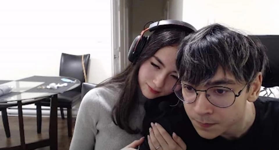 The Truth Behind the Famous Gamer's On-Air Kiss with His Girlfriend: A Touching Story! 4 1690016321945512356791