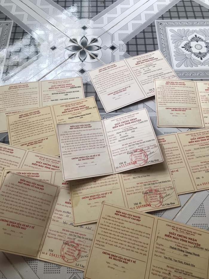 "Flex Until the Last Breath" - The Hottest Group Right Now: What Makes It So Addictive? 4 Quang Huynh is admired for showcasing his blood donation certificates (Photo: Quang Huynh)