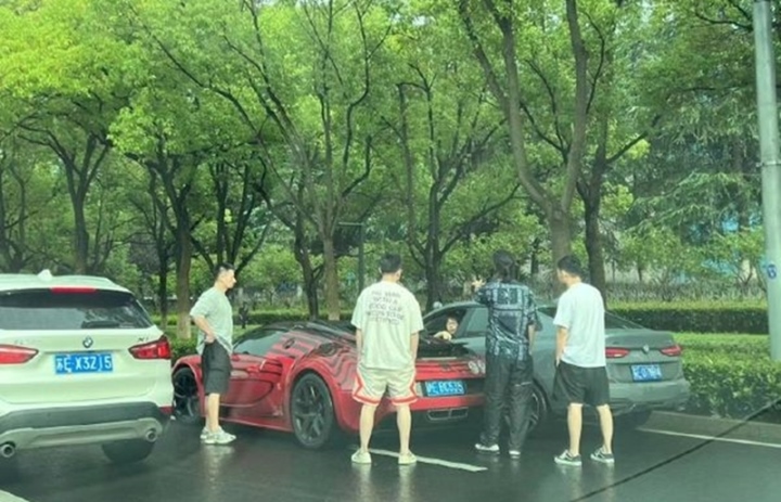 Two Supercars Crash, Bugatti Owner Worth Nearly 76 Billion VND Makes a "Rich" Statement That Sparks Outrage 1 photo 1 16902521078571018203242 1690255913540 16902559138001241906982