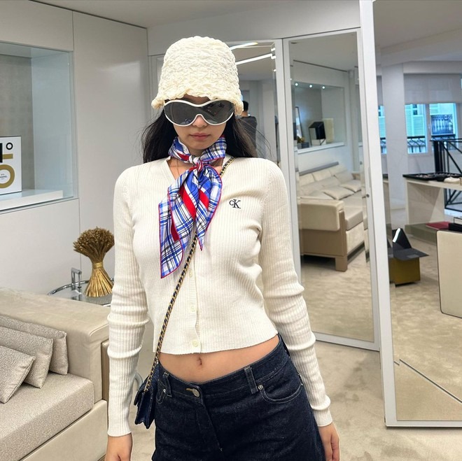 What is the "flex" trend that has the online community buzzing? 7 Jennie is being called the champion of