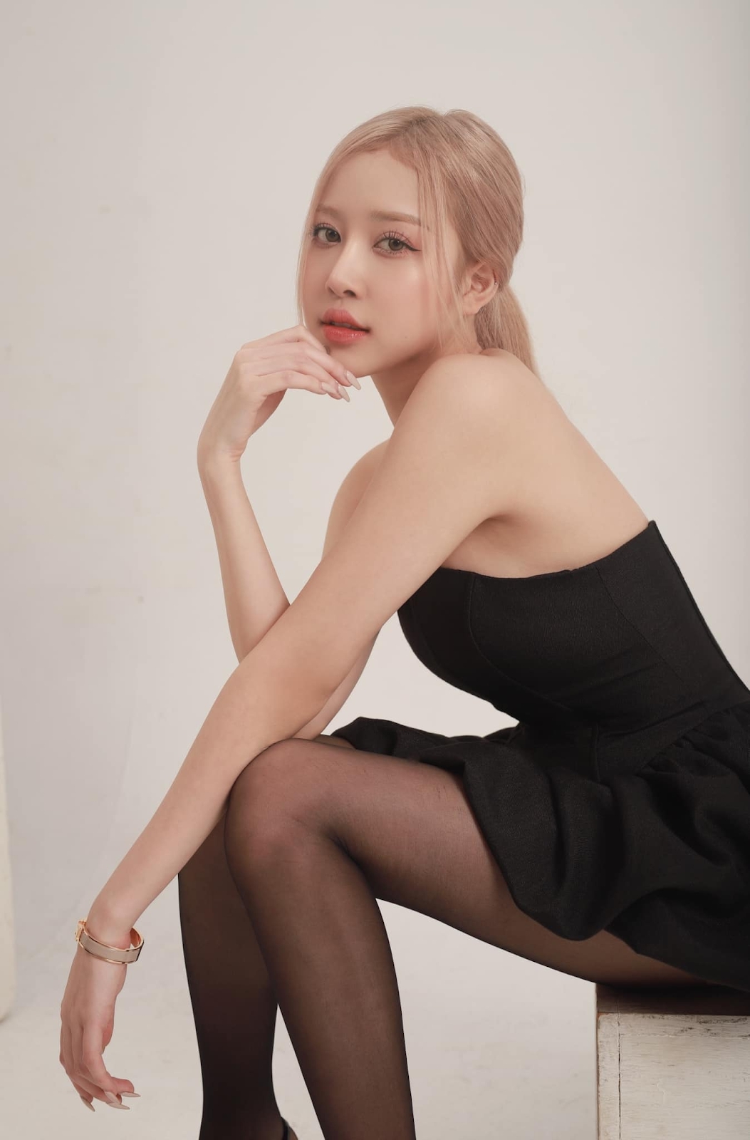 Vietnam's Rosé Shares Concert Photos, Beauty Praised by Netizens 3 She focuses on developing her career as an actress and model.