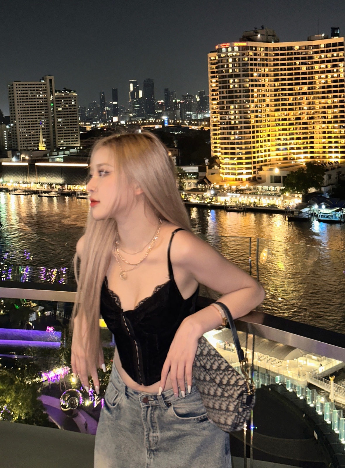 Vietnam's Rosé Shares Concert Photos, Beauty Praised by Netizens 4 She is not in a hurry to date as she wants to spend more time on her career.