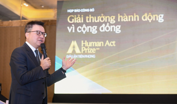 Announcement of the Human Act Prize to Honor Contributions to Society 1 Mr. Le Quoc Minh - Member of the Central Party Committee, Editor-in-Chief of Nhan Dan Newspaper - speaking at the press conference