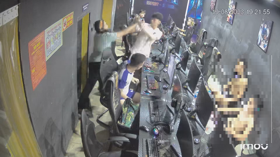 While Sitting in an Internet Cafe, Two Gamers Suddenly Encounter a Female Customer Who Launched Into a "Physical Impact" for an Unbelievable Reason 2 pfei9ud 1692588662029 1692588662148954181568 1692591563879 16925915639631092169160