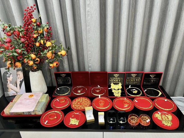 Quang Ninh Bride Receives a Gold Dowry of a Kilogram, Cash Stacked Next to Land Title 2 The dowry of the Quang Ninh bride causes a social media sensation