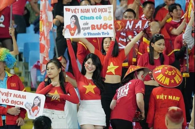 African Boy Poses with Famous Beauty at My Dinh Stadium, Controversial Stance 5 Thanh Tra holding a sign "looking for a husband" at My Dinh Stadium