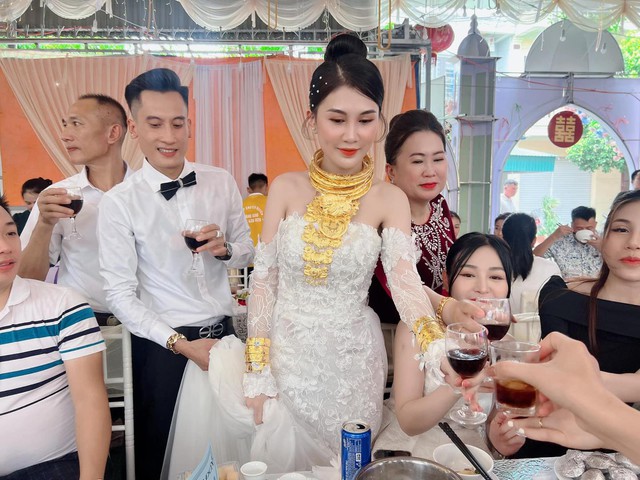 Quang Ninh Bride Receives a Gold Dowry of a Kilogram, Cash Stacked Next to Land Title 1 photo 4 16910471946471730613166 1691047856060 1691047856609467168851