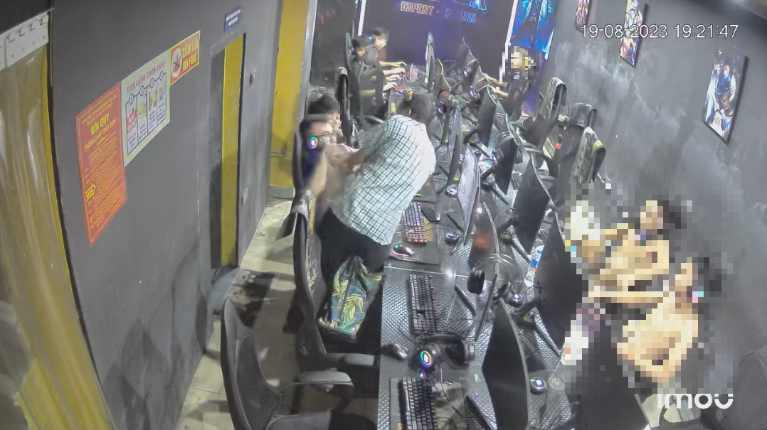 While Sitting in an Internet Cafe, Two Gamers Suddenly Encounter a Female Customer Who Launched Into a "Physical Impact" for an Unbelievable Reason 1 tye2xvt 1692588657453 16925886578121996978250 1692591563110 16925915633201198198954