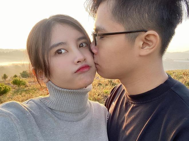 An Overlooked Moment Turns into a Skit: "Meme God" Lai Bâng Calls Out World FMVP 9 This couple frequently shares love with incredibly sweet displays of affection.