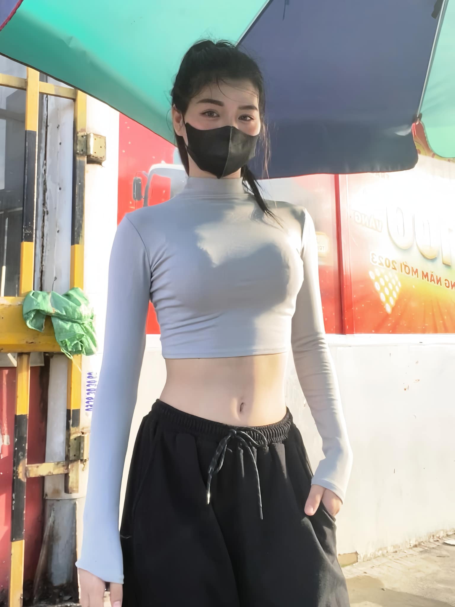 Showing off a stunning figure while selling coffee on the street, the pretty girl claps back at inappropriate comments 3 3674564506016031121619215733117036200212209n 17012344143701230476692