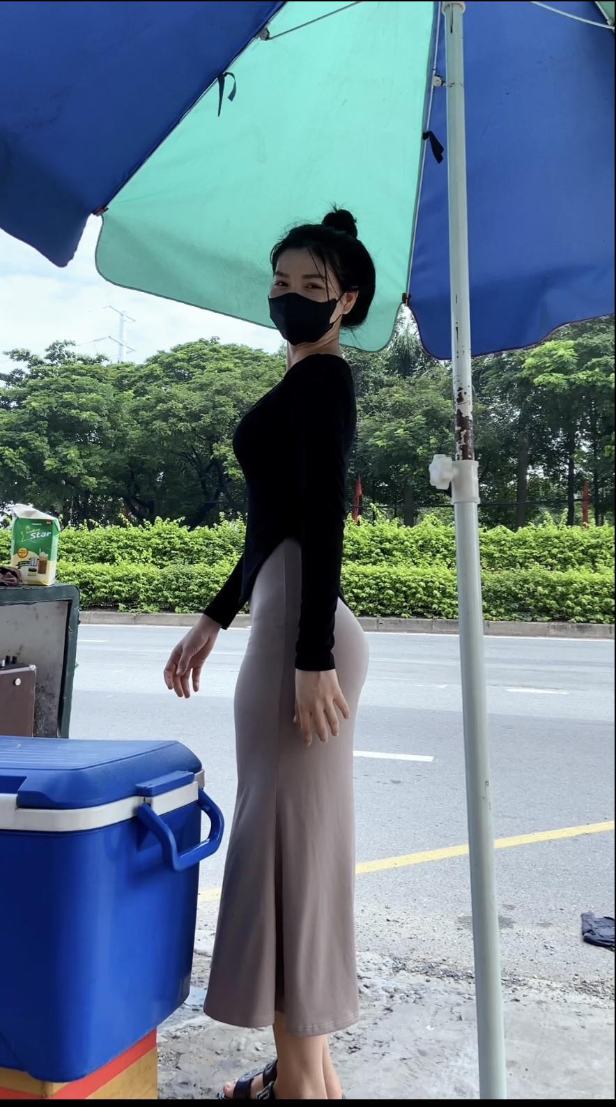 Showing off a stunning figure while selling coffee on the street, the pretty girl claps back at inappropriate comments 2 Her TikTok channel quickly gained over 200,000 followers and millions of likes.