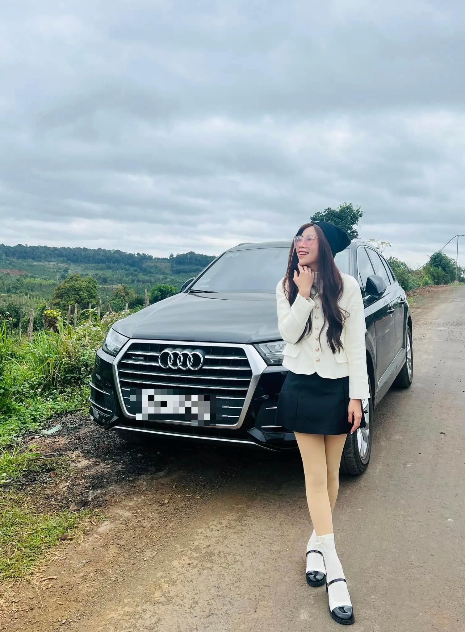 Just Received the Diamond Play Button, Thơ Nguyễn Lightly Flexes Her Billion-Dollar Assets, Claims "I Feel Very Rich Already" 3 edit 3301599345815303938479659113744995555781800n 1700193398970858363787